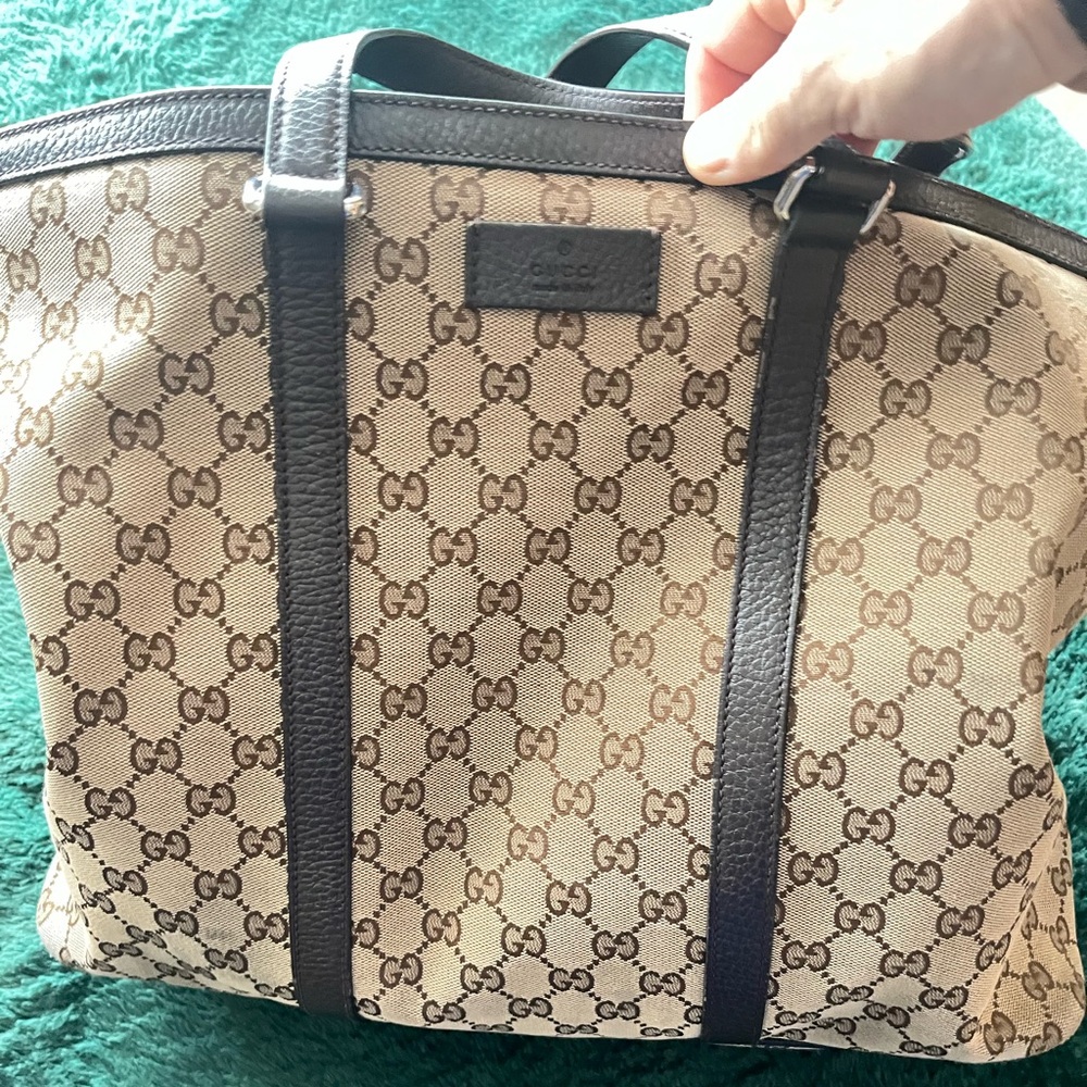 Authentic & beautiful Gucci Beige and Brown Purse 🇮🇹This belongs to my wife.